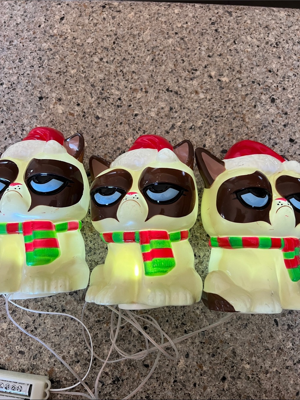 Grumpy cat Christmas decor w batteries z94